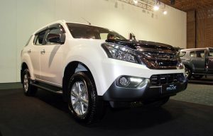Isuzu MU-X định giá 899 triệu đồng, đối đầu Toyota Fortuner - ảnh 1